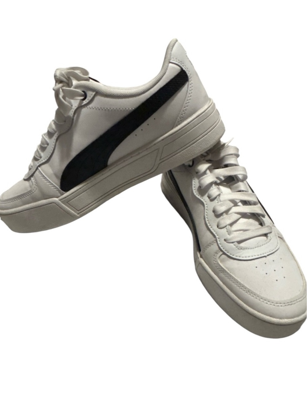 EUC Puma White Low-Top Sneakers with Black Formstrip- Women’s 9